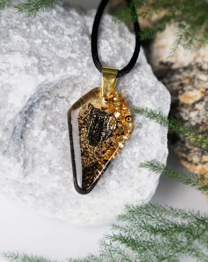 Bijoux - Pendentif en chêne noir ancien et résine – bouclier – Échos Anciens - GLASS4CANDLES