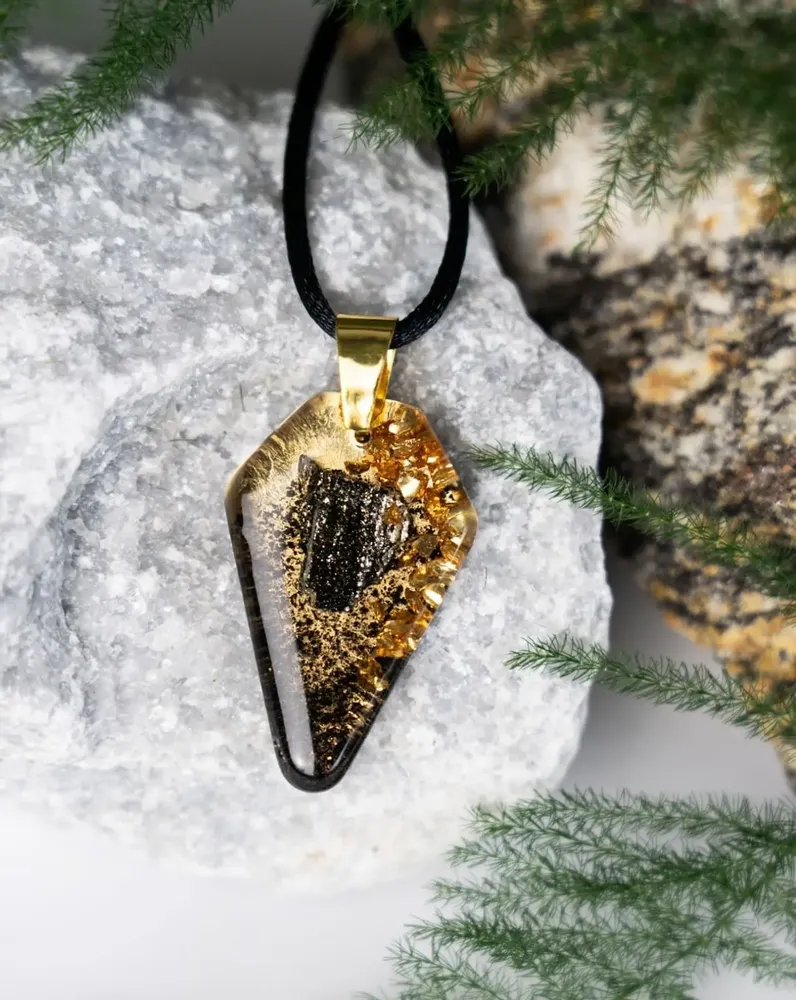 Bijoux - Pendentif en chêne noir ancien et résine – bouclier – Échos Anciens - GLASS4CANDLES