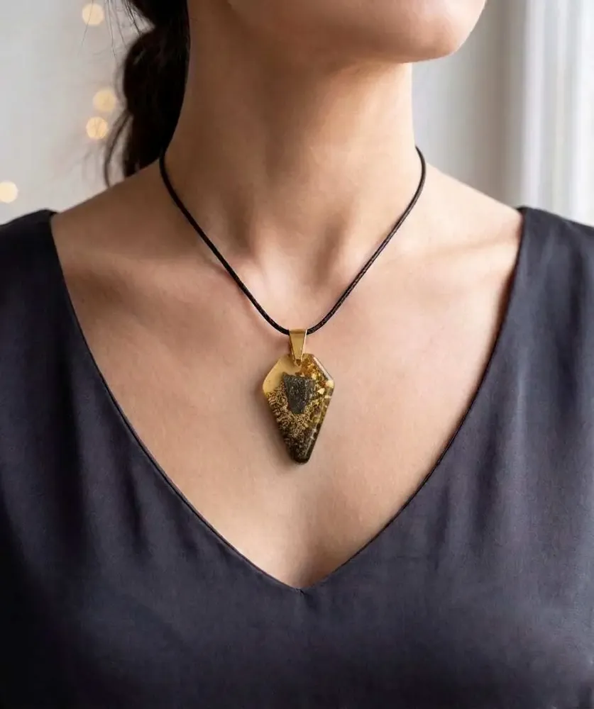 Bijoux - Pendentif en chêne noir ancien et résine – bouclier – Échos Anciens - GLASS4CANDLES