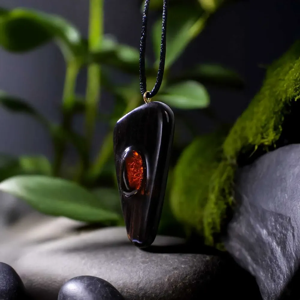 Bijoux - Pendentif en chêne noir ancien et ambre baltique – 55x25x6 mm - GLASS4CANDLES