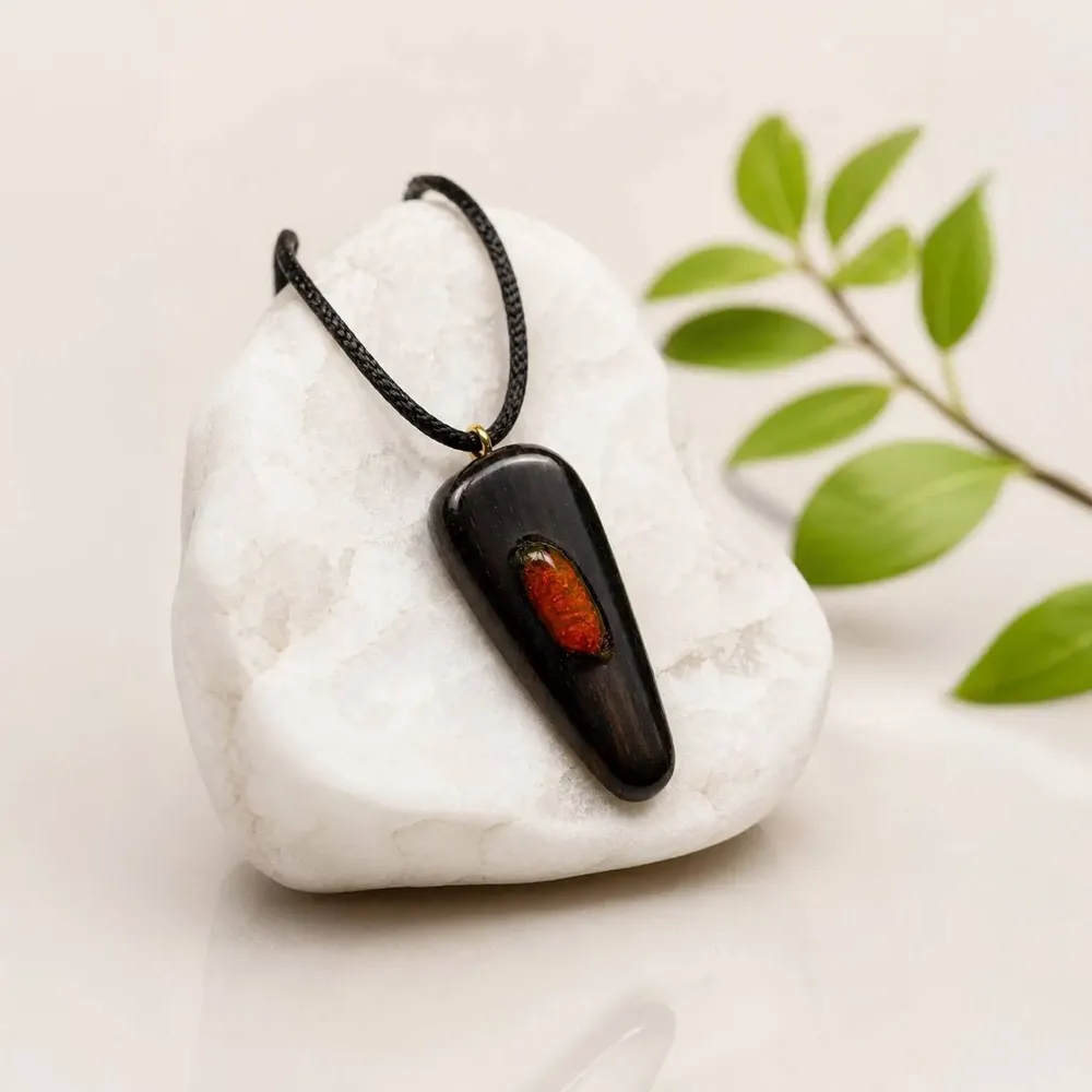 Bijoux - Pendentif en chêne noir ancien et ambre baltique – 55x25x6 mm - GLASS4CANDLES