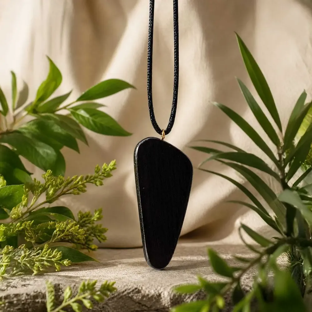 Bijoux - Pendentif en chêne noir ancien et ambre baltique – 55x25x6 mm - GLASS4CANDLES
