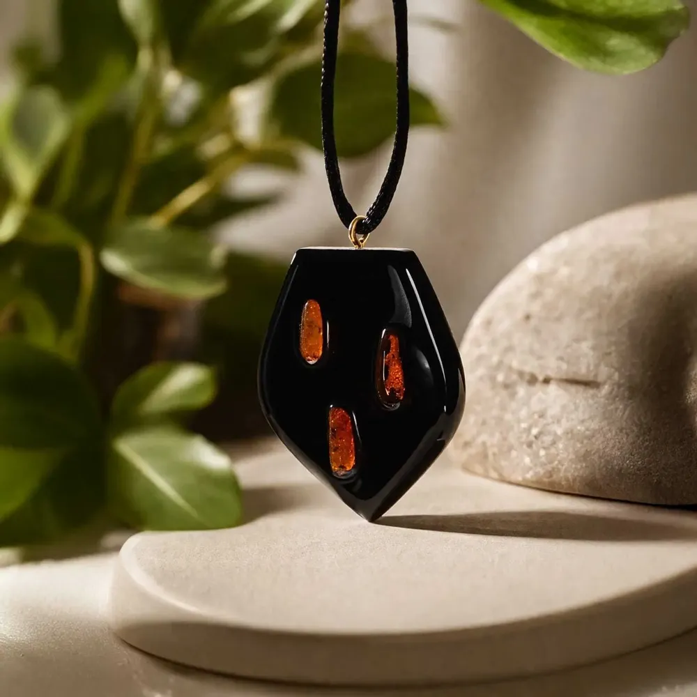 Bijoux - Pendentif en chêne noir et ambre – bouclier, 42x35x6 mm – trois ambres - GLASS4CANDLES