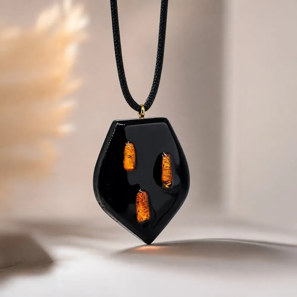Bijoux - Pendentif en chêne noir et ambre – bouclier, 42x35x6 mm – trois ambres - GLASS4CANDLES