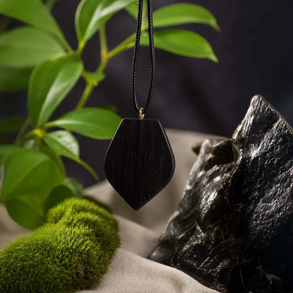 Bijoux - Pendentif en chêne noir et ambre – bouclier, 42x35x6 mm – trois ambres - GLASS4CANDLES