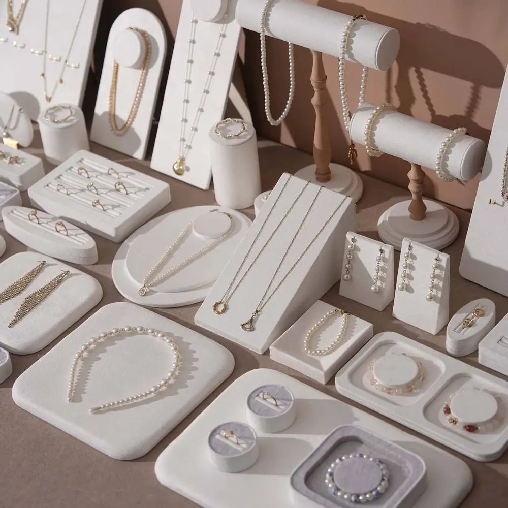 Objets de décoration - Ensemble de présentoirs à bijoux Atelier en suédine végane blanc crème - WHISPERING WOODS