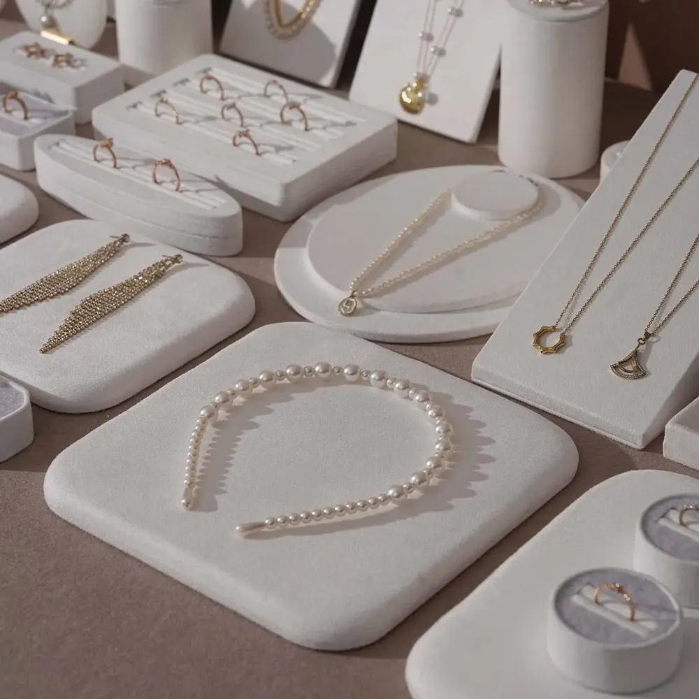 Objets de décoration - Ensemble de présentoirs à bijoux Atelier en suédine végane blanc crème - WHISPERING WOODS
