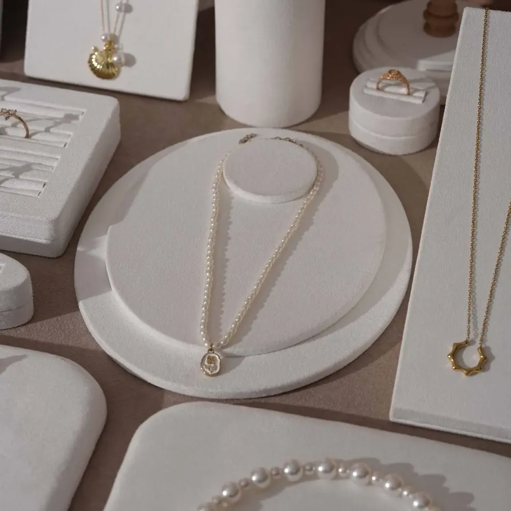 Objets de décoration - Ensemble de présentoirs à bijoux Atelier en suédine végane blanc crème - WHISPERING WOODS