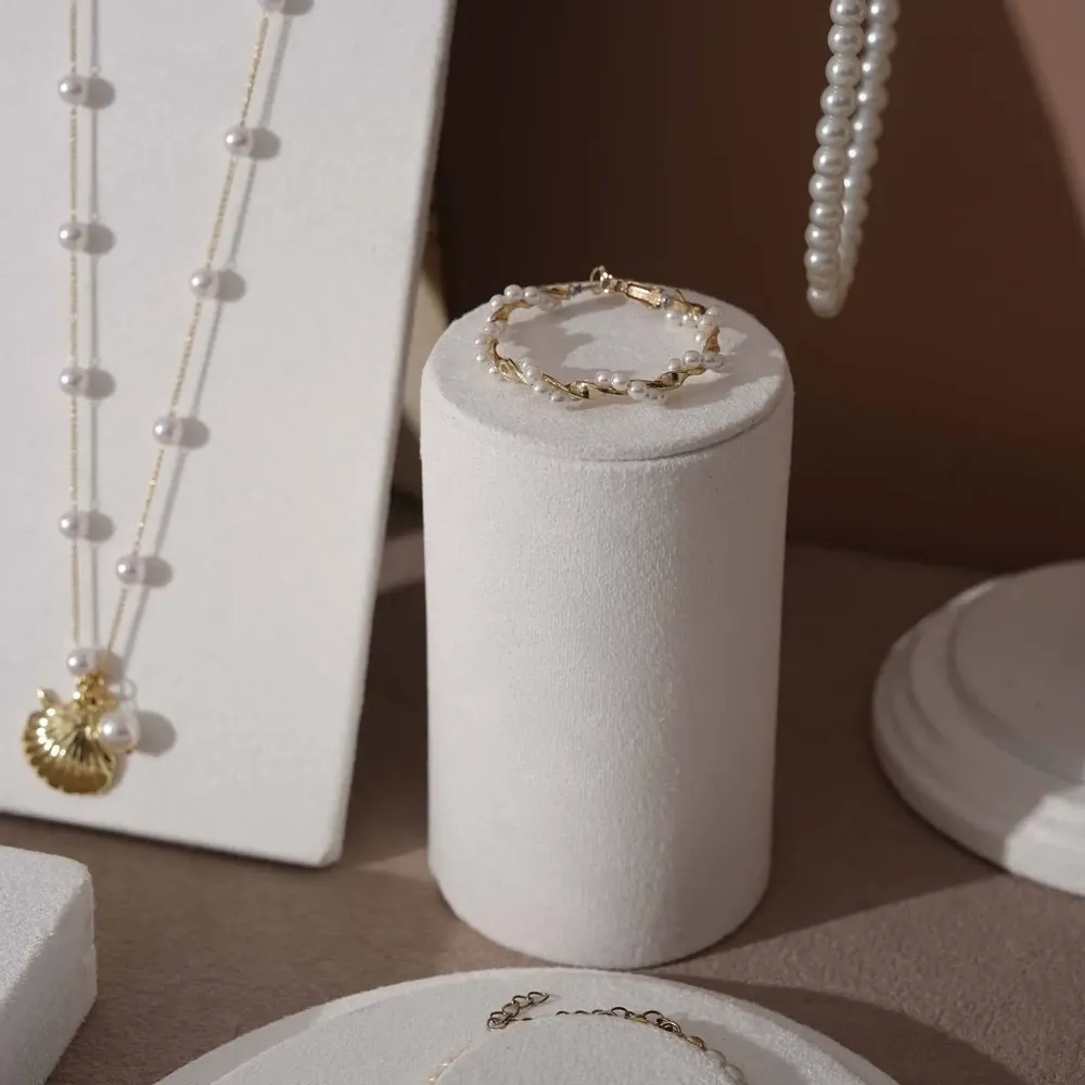 Objets de décoration - Ensemble de présentoirs à bijoux Atelier en suédine végane blanc crème - WHISPERING WOODS