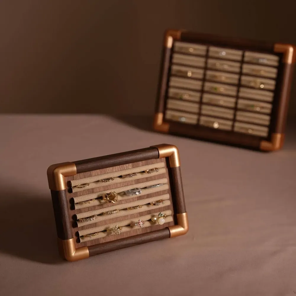 Objets de décoration - Présentoirs modulaires en placage de noyer et cadre cuivré - WHISPERING WOODS