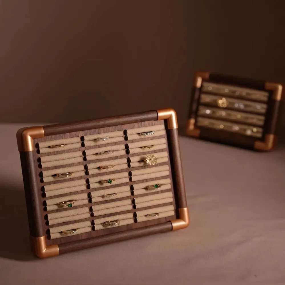 Objets de décoration - Présentoirs modulaires en placage de noyer et cadre cuivré - WHISPERING WOODS