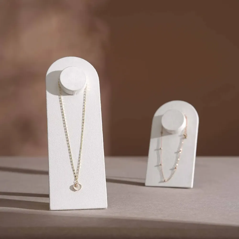 Objets de décoration - Présentoir à collier en arche Arco en suédine végane - WHISPERING WOODS