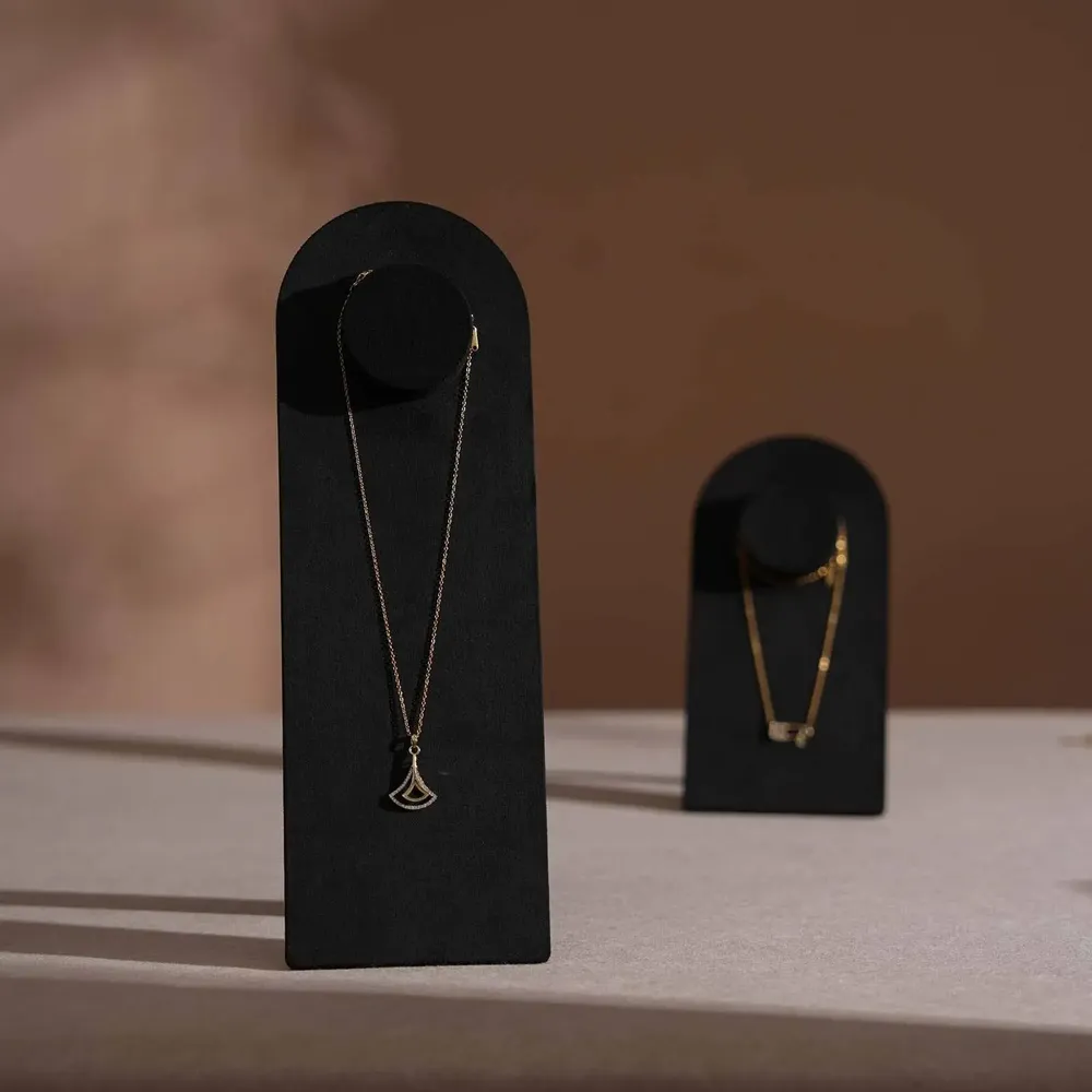 Objets de décoration - Présentoir à collier en arche Arco en suédine végane - WHISPERING WOODS