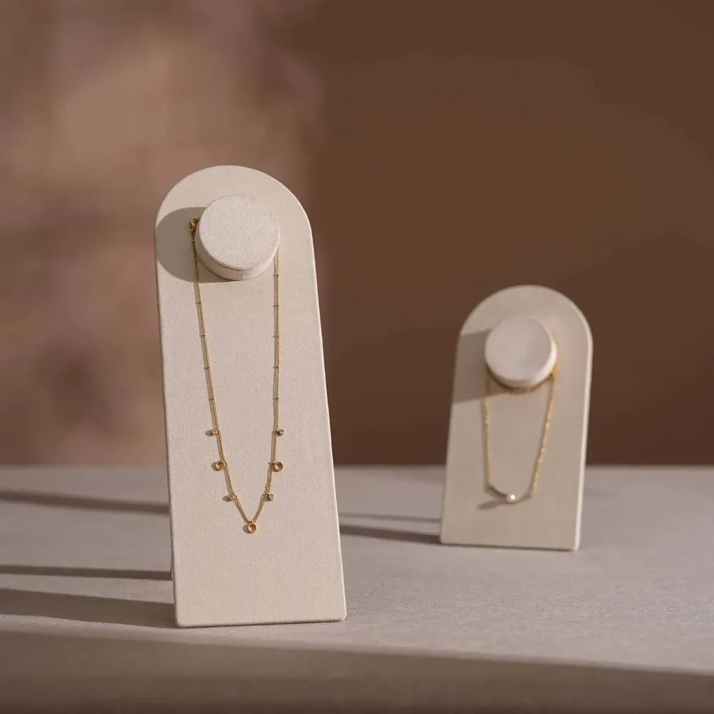 Objets de décoration - Présentoir à collier en arche Arco en suédine végane - WHISPERING WOODS