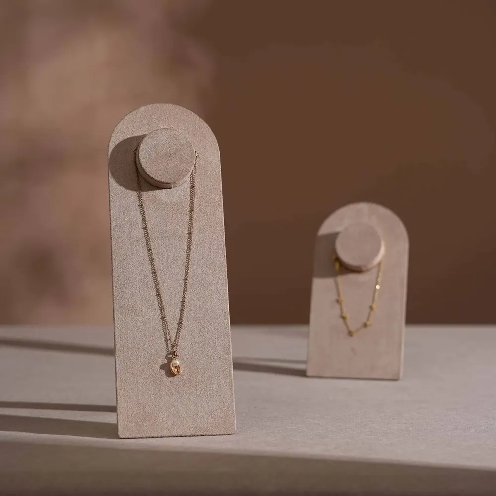 Objets de décoration - Présentoir à collier en arche Arco en suédine végane - WHISPERING WOODS
