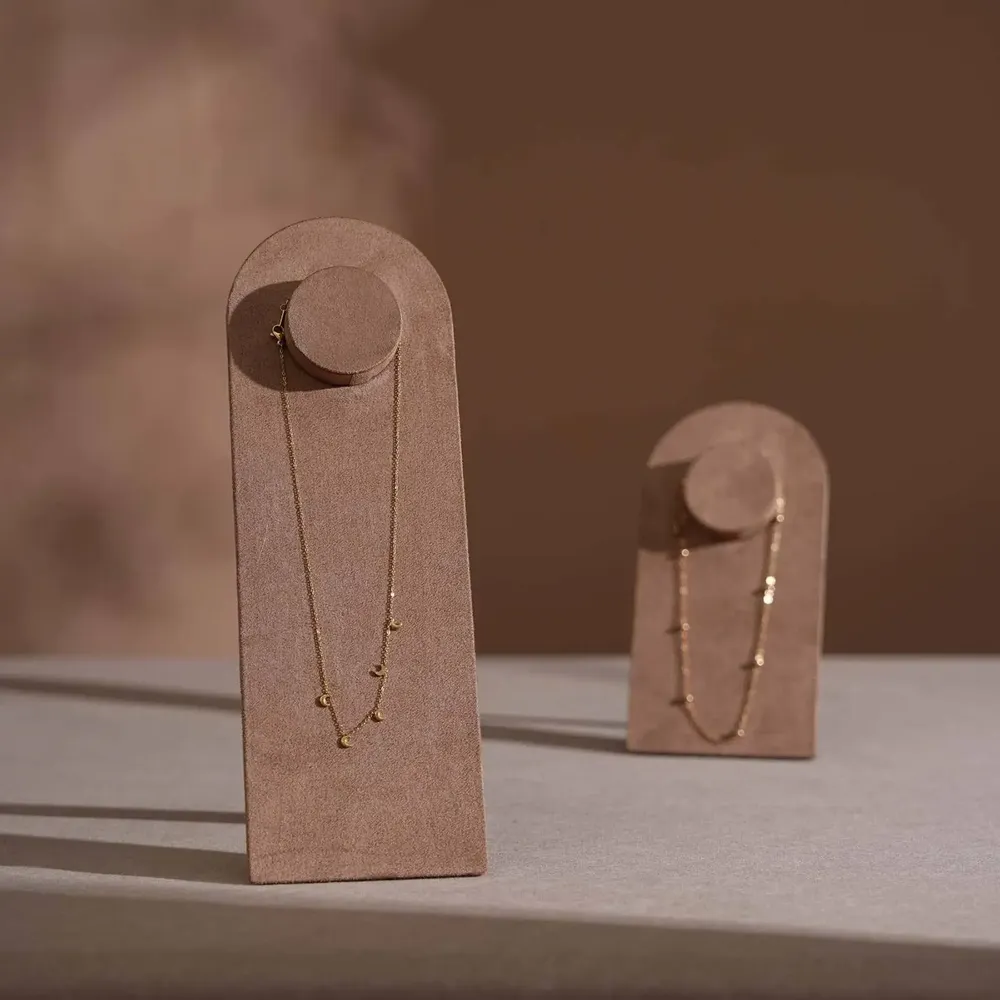 Objets de décoration - Présentoir à collier en arche Arco en suédine végane - WHISPERING WOODS