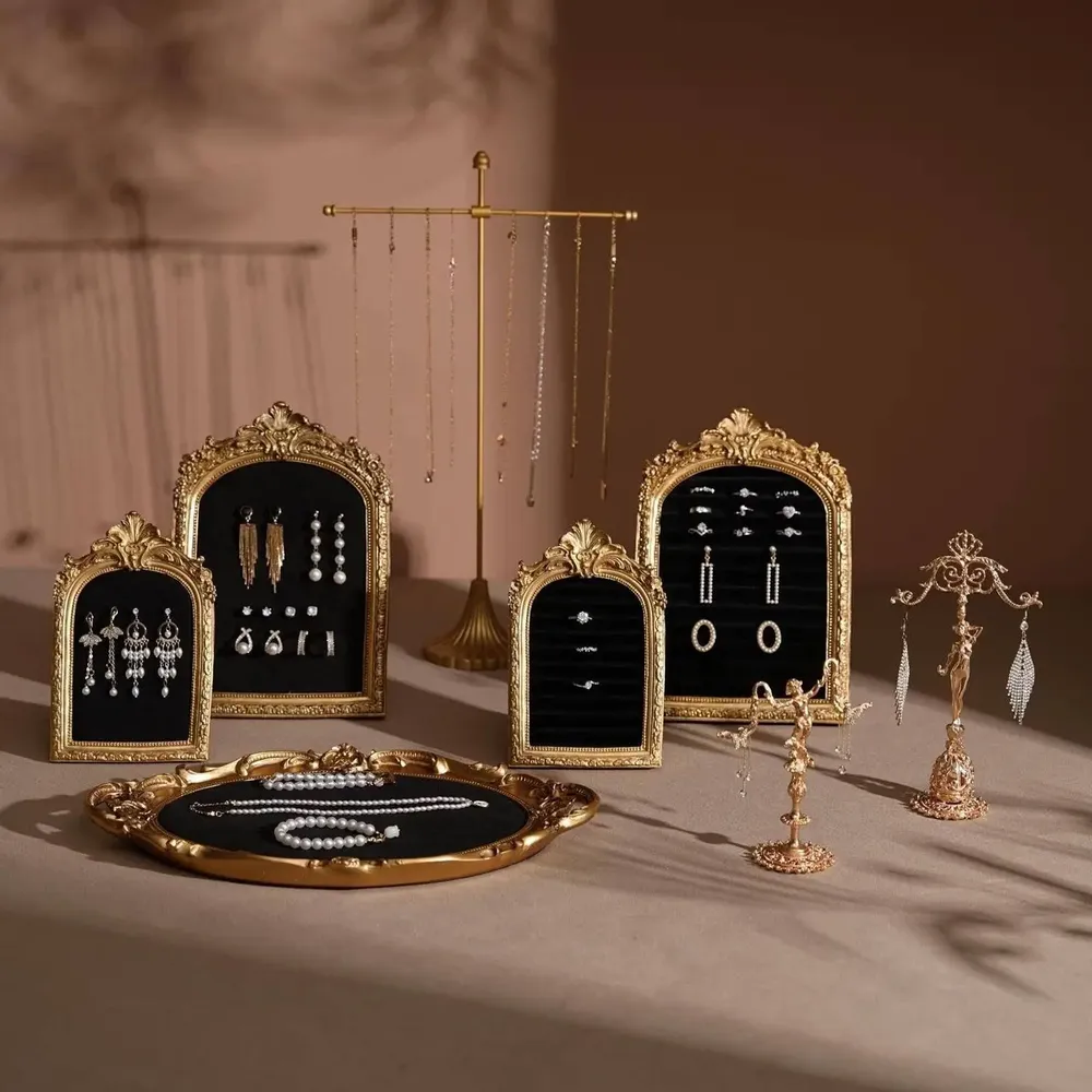 Objets de décoration - Ensemble de présentoirs à bijoux Rococo doré en suédine végane - WHISPERING WOODS