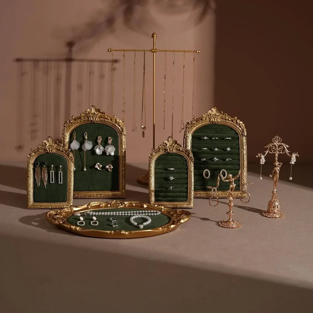 Objets de décoration - Ensemble de présentoirs à bijoux Rococo doré en suédine végane - WHISPERING WOODS