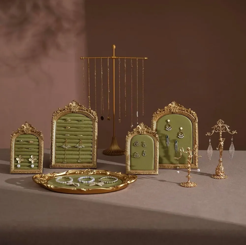 Objets de décoration - Ensemble de présentoirs à bijoux Rococo doré en suédine végane - WHISPERING WOODS