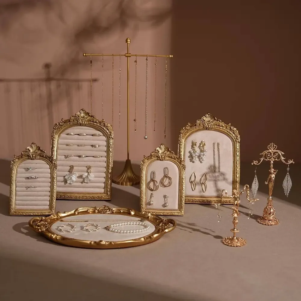 Objets de décoration - Ensemble de présentoirs à bijoux Rococo doré en suédine végane - WHISPERING WOODS