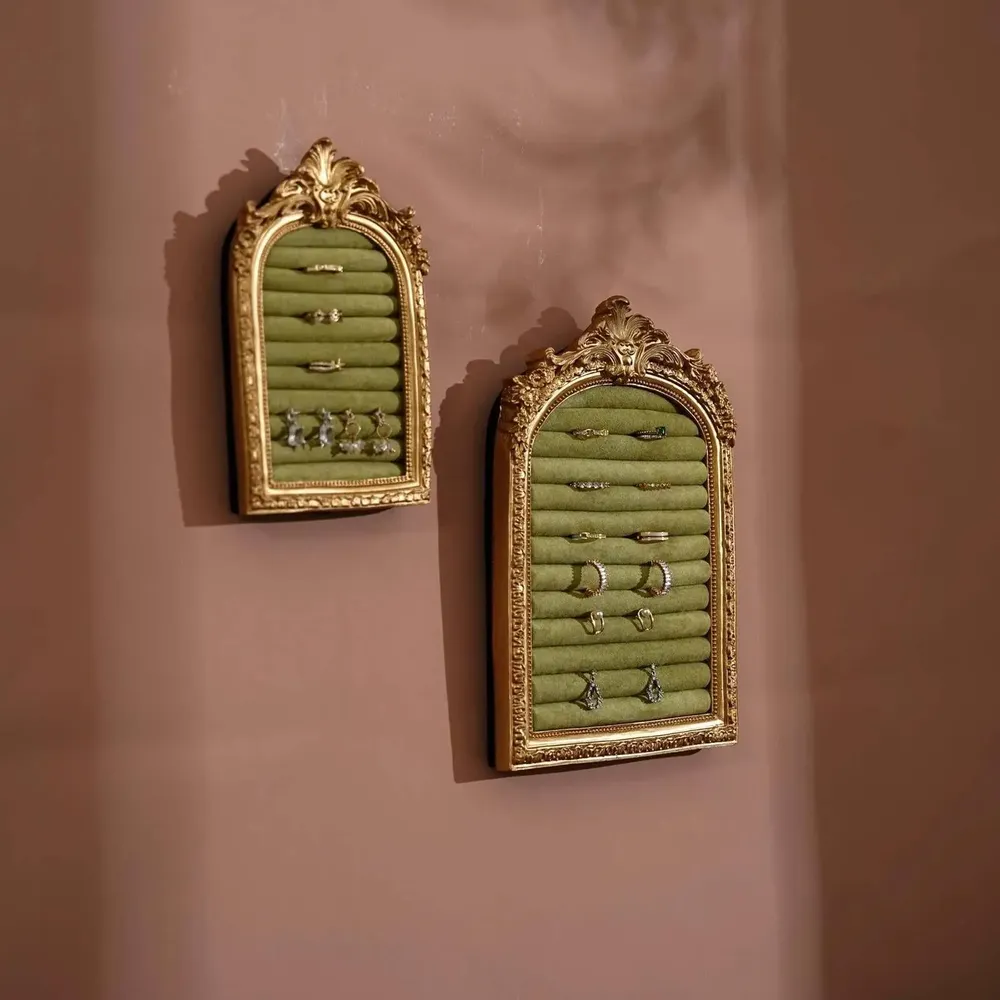 Objets de décoration - Ensemble de présentoirs à bijoux Rococo doré en suédine végane - WHISPERING WOODS