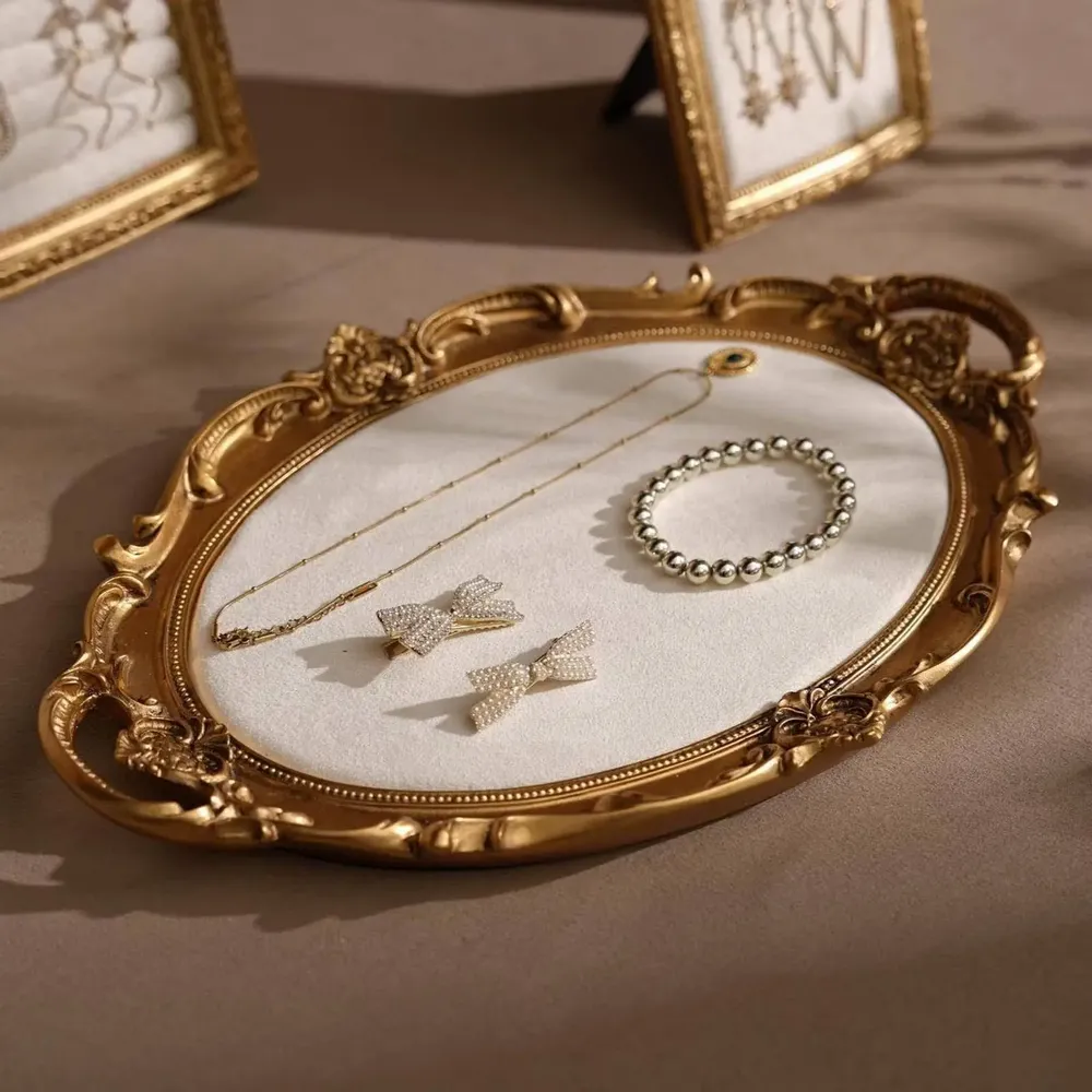 Objets de décoration - Ensemble de présentoirs à bijoux Rococo doré en suédine végane - WHISPERING WOODS