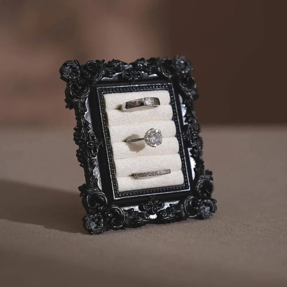 Objets de décoration - Porte-bagues à cadre rococo en résine noire et tige en laiton - WHISPERING WOODS