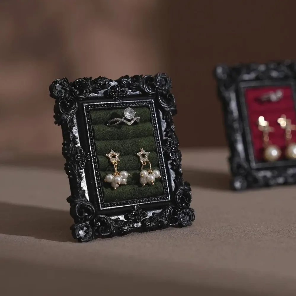 Objets de décoration - Porte-bagues à cadre rococo en résine noire et tige en laiton - WHISPERING WOODS