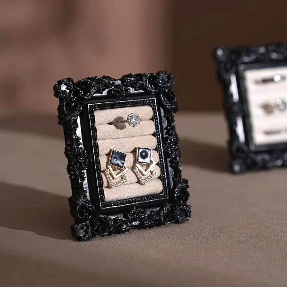 Objets de décoration - Porte-bagues à cadre rococo en résine noire et tige en laiton - WHISPERING WOODS