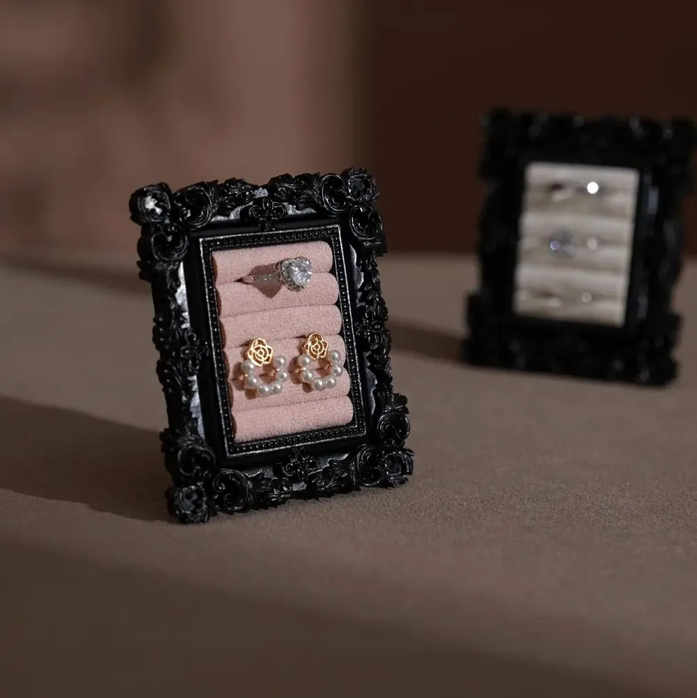 Objets de décoration - Porte-bagues à cadre rococo en résine noire et tige en laiton - WHISPERING WOODS