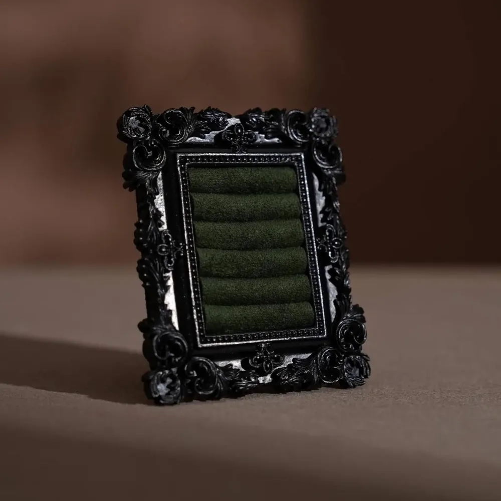 Objets de décoration - Porte-bagues à cadre rococo en résine noire et tige en laiton - WHISPERING WOODS