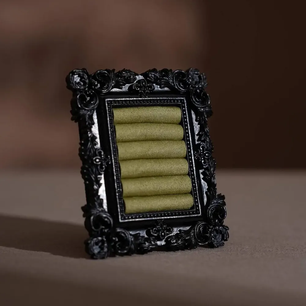 Objets de décoration - Porte-bagues à cadre rococo en résine noire et tige en laiton - WHISPERING WOODS