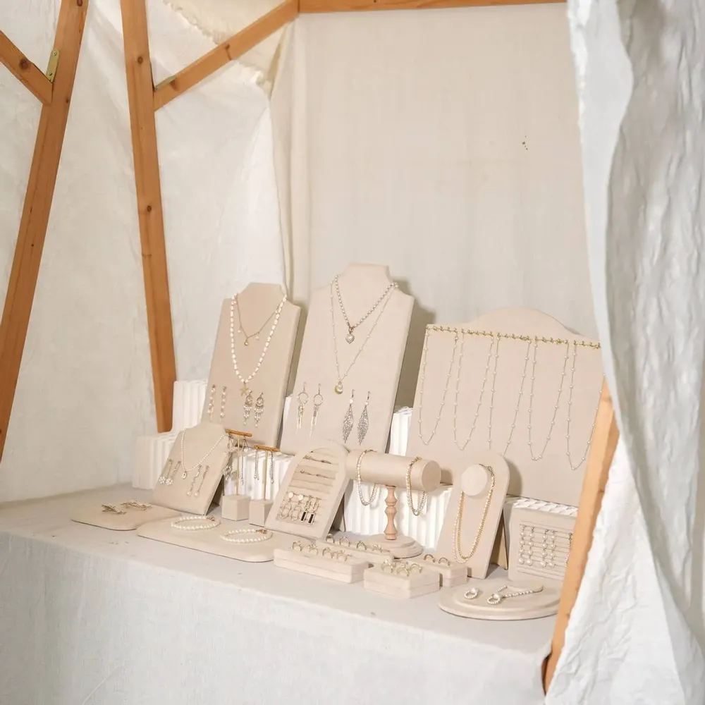 Objets de décoration - Ensemble de présentoirs à bijoux Pavilion en suédine végane claire - WHISPERING WOODS