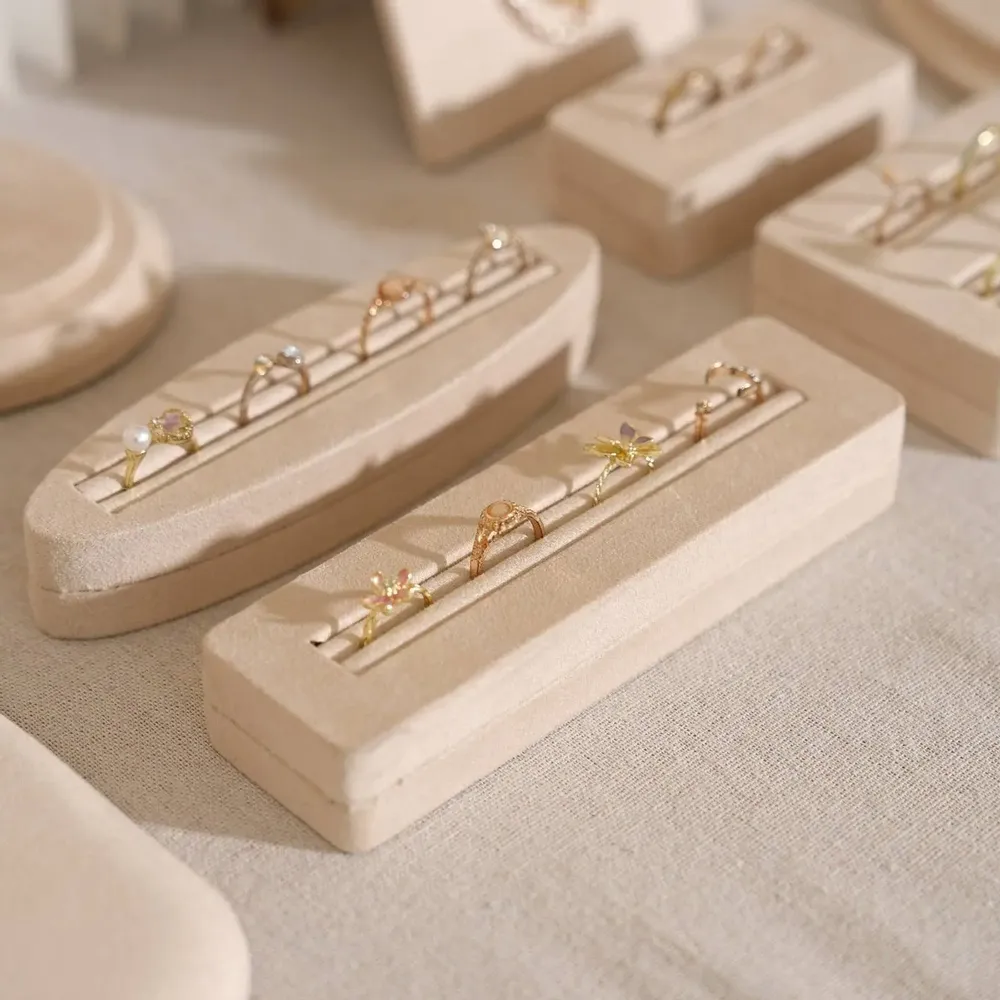 Objets de décoration - Ensemble de présentoirs à bijoux Pavilion en suédine végane claire - WHISPERING WOODS