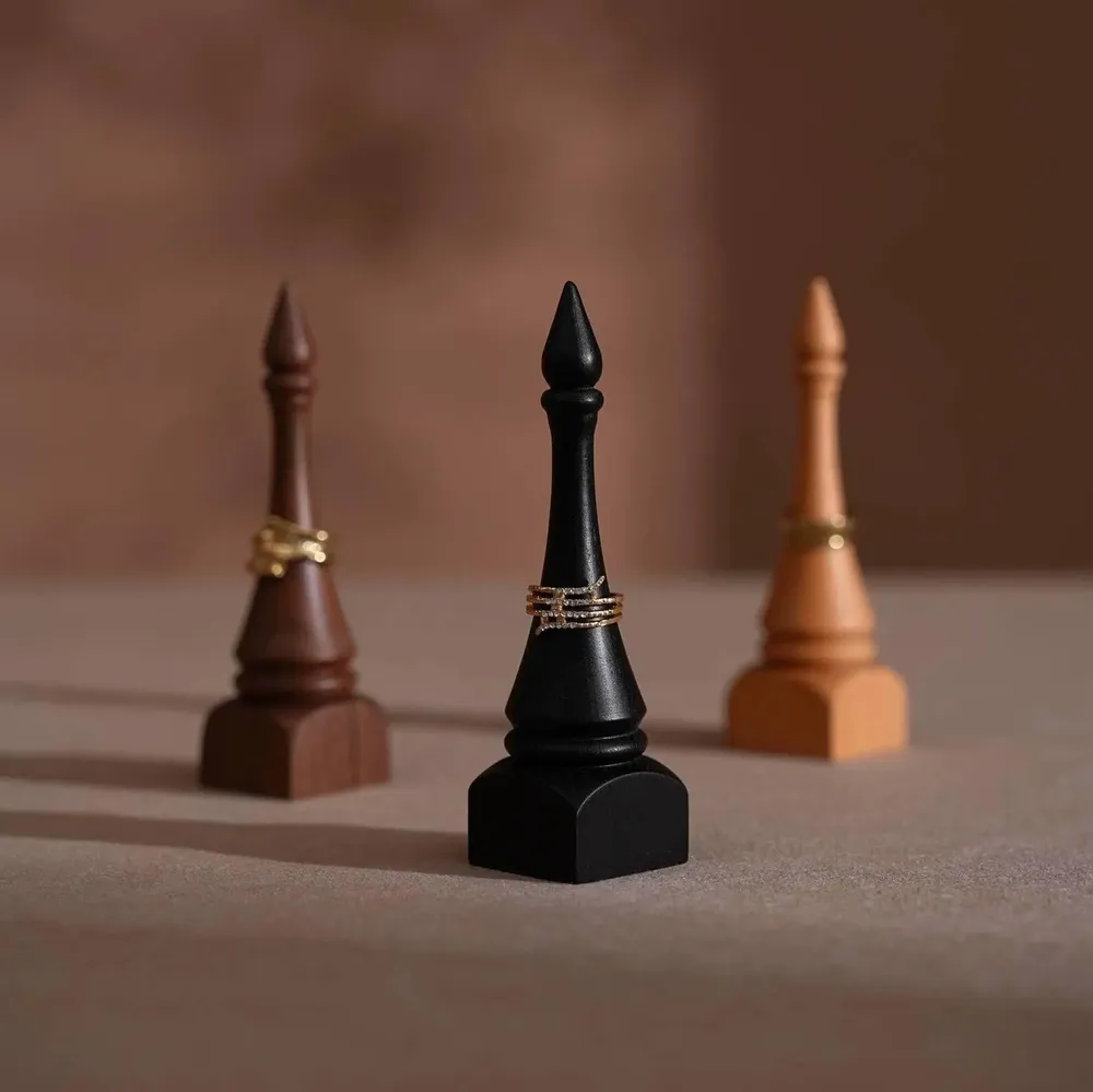 Objets de décoration - Porte-bagues en bois de style fou d'échecs, noyer ou hêtre - WHISPERING WOODS