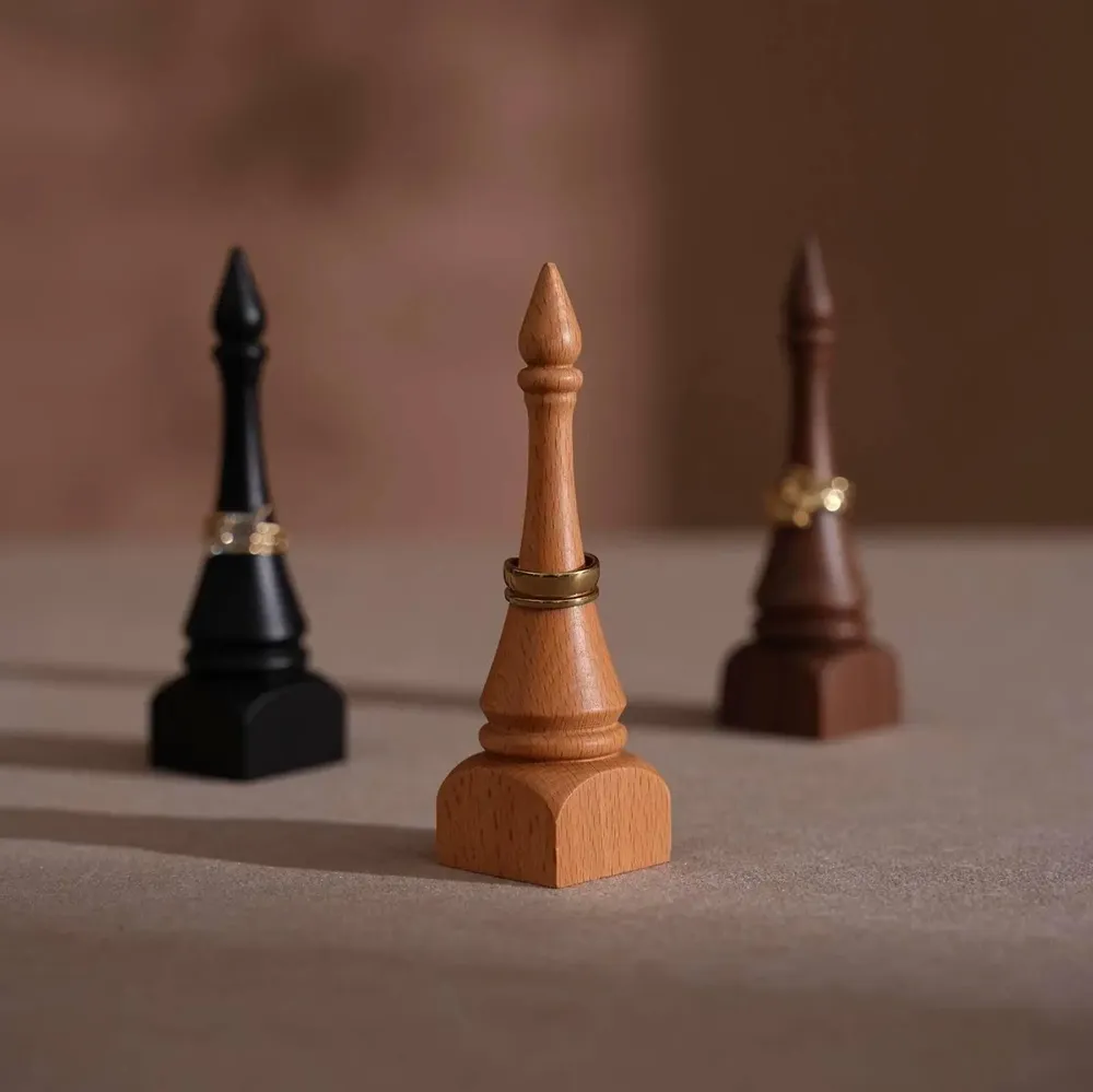 Objets de décoration - Porte-bagues en bois de style fou d'échecs, noyer ou hêtre - WHISPERING WOODS