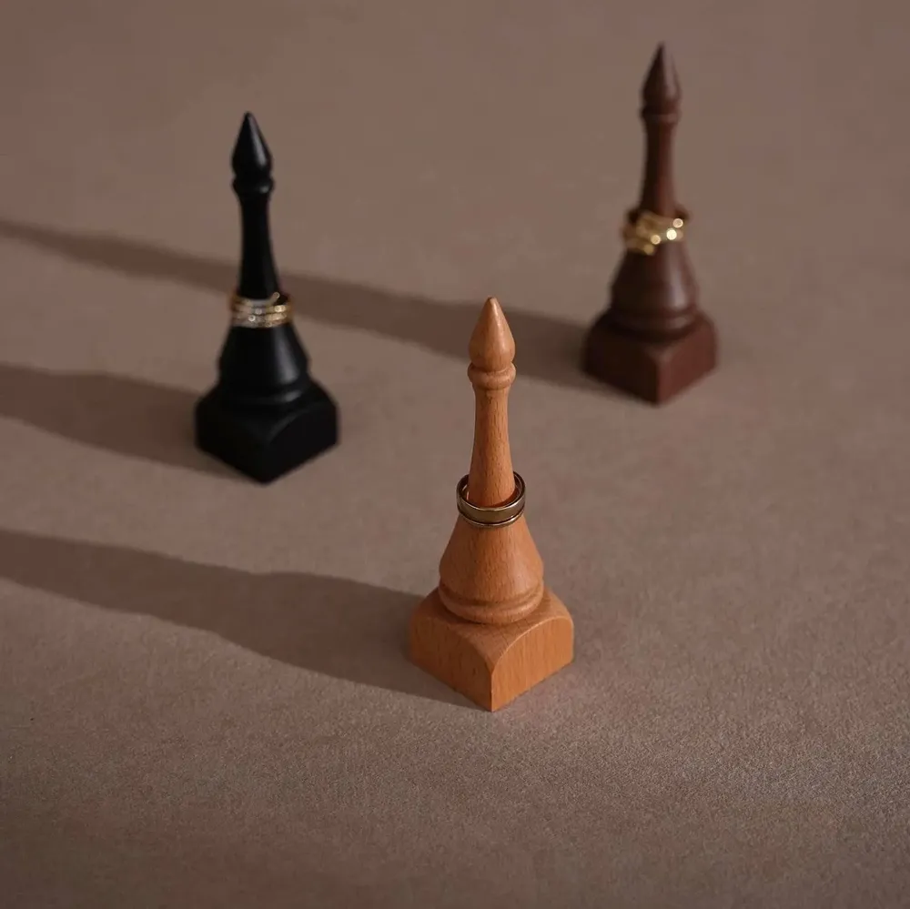 Objets de décoration - Porte-bagues en bois de style fou d'échecs, noyer ou hêtre - WHISPERING WOODS