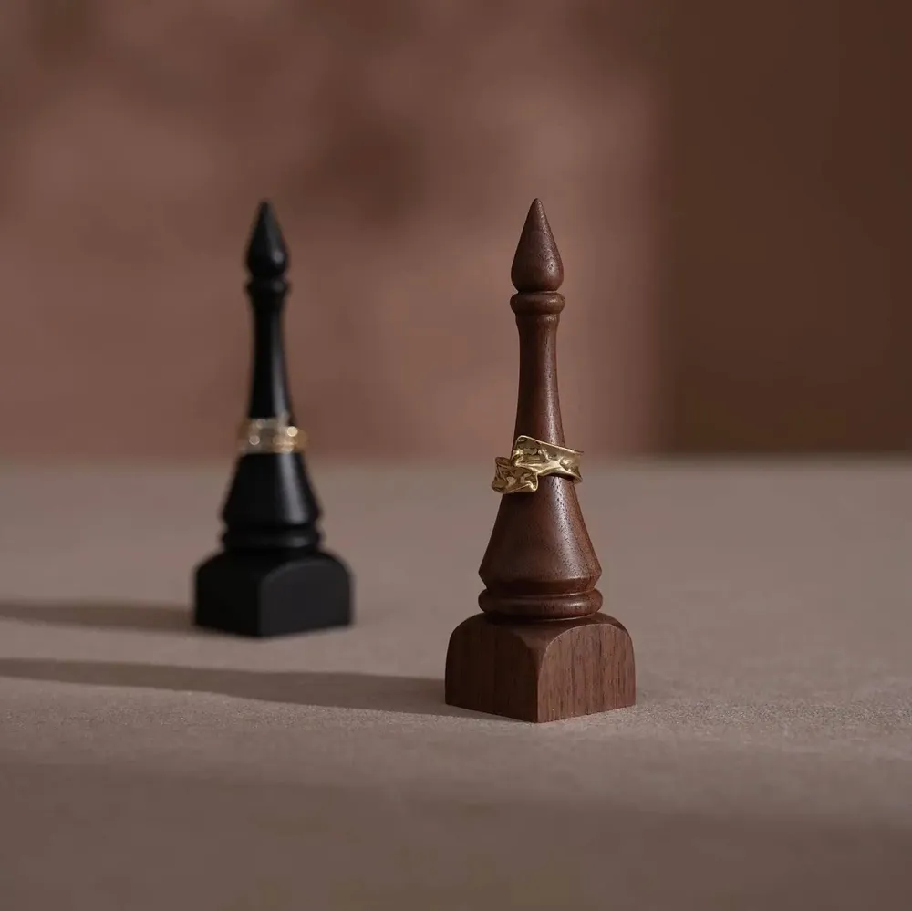 Objets de décoration - Porte-bagues en bois de style fou d'échecs, noyer ou hêtre - WHISPERING WOODS