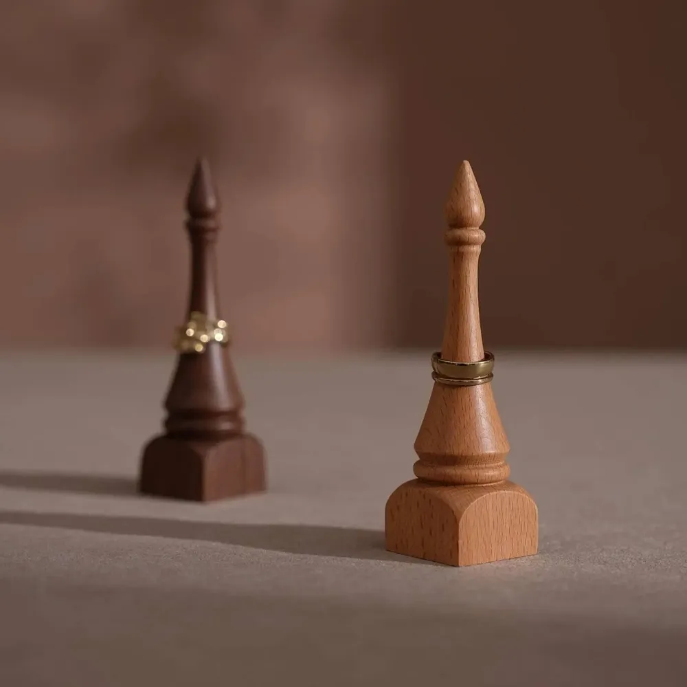 Objets de décoration - Porte-bagues en bois de style fou d'échecs, noyer ou hêtre - WHISPERING WOODS