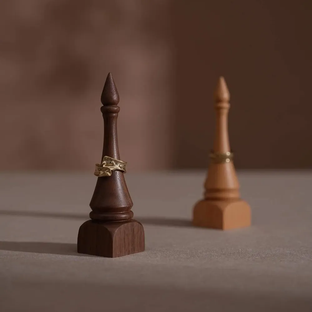 Objets de décoration - Porte-bagues en bois de style fou d'échecs, noyer ou hêtre - WHISPERING WOODS