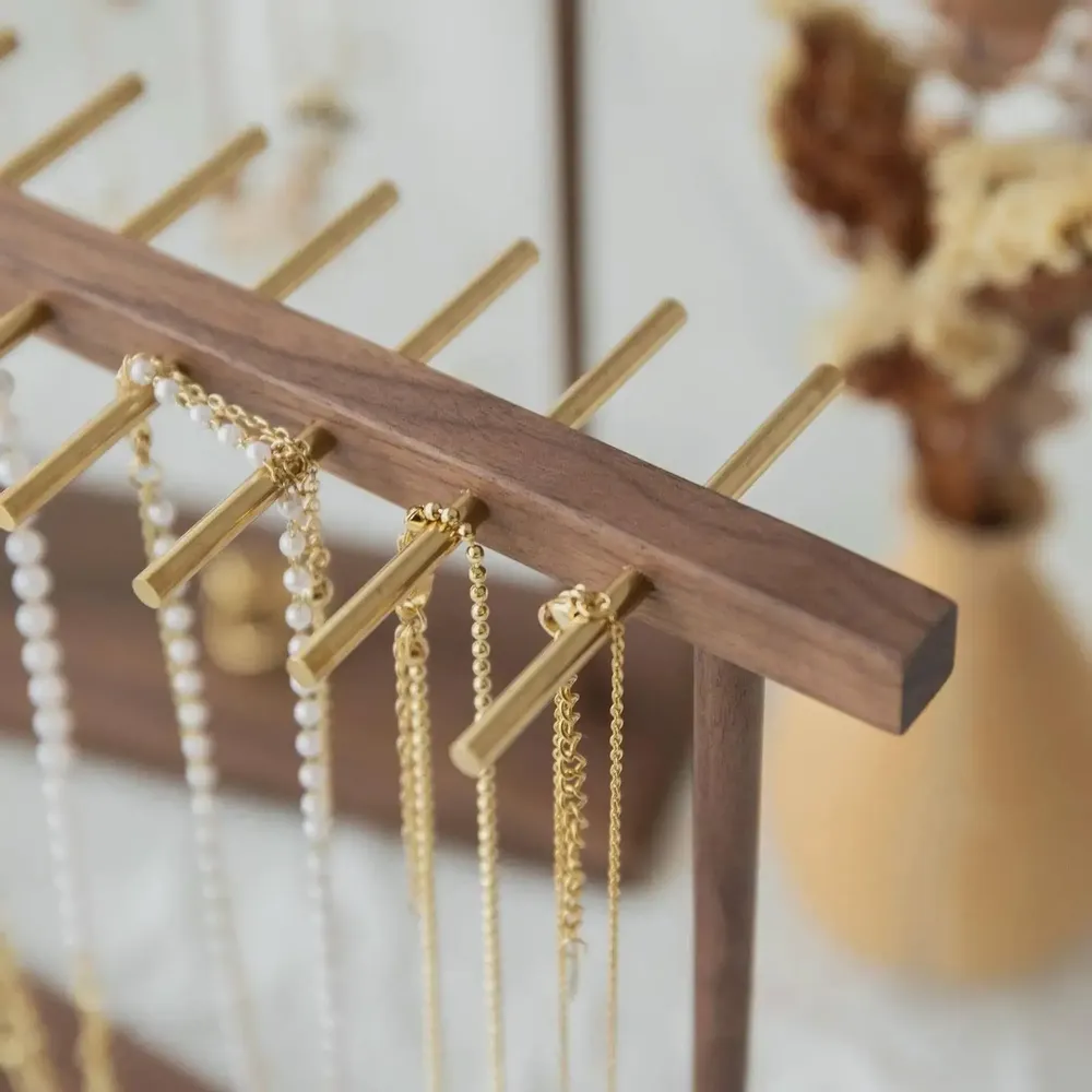 Objets de décoration - Présentoir pour colliers et bracelets en noyer massif et laiton - WHISPERING WOODS