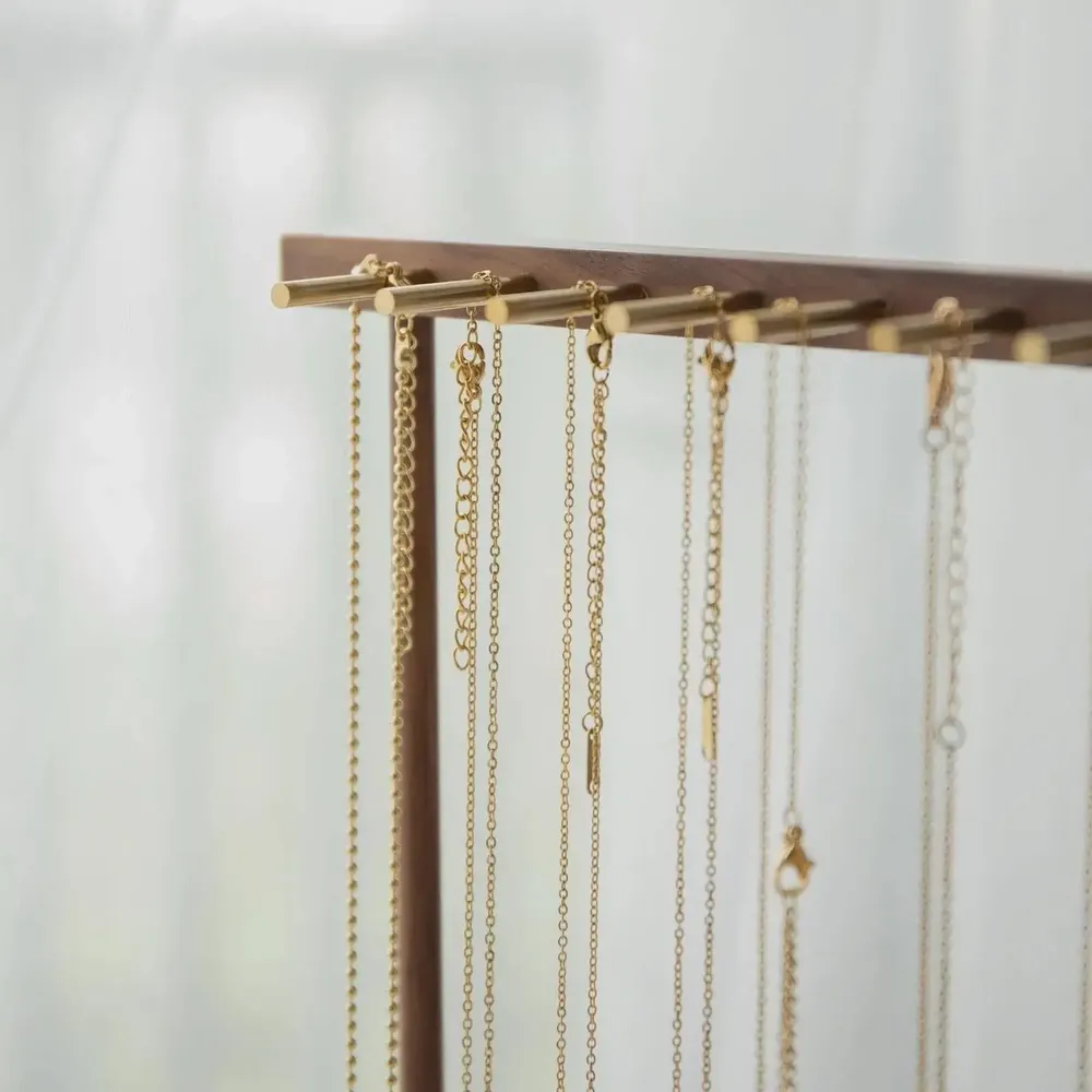 Objets de décoration - Présentoir pour colliers et bracelets en noyer massif et laiton - WHISPERING WOODS