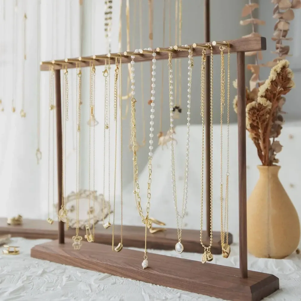 Objets de décoration - Présentoir pour colliers et bracelets en noyer massif et laiton - WHISPERING WOODS