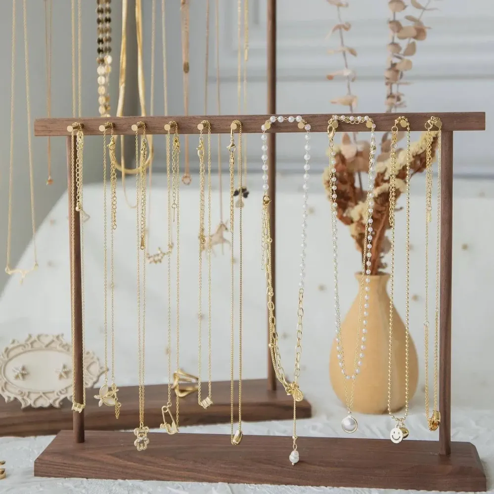 Objets de décoration - Présentoir pour colliers et bracelets en noyer massif et laiton - WHISPERING WOODS