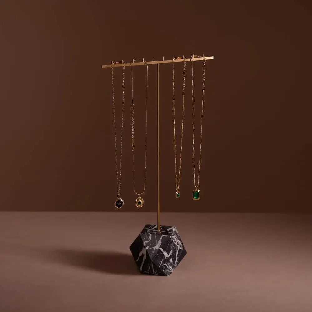 Objets de décoration - Présentoir à bijoux à barre en T en marbre et laiton - WHISPERING WOODS