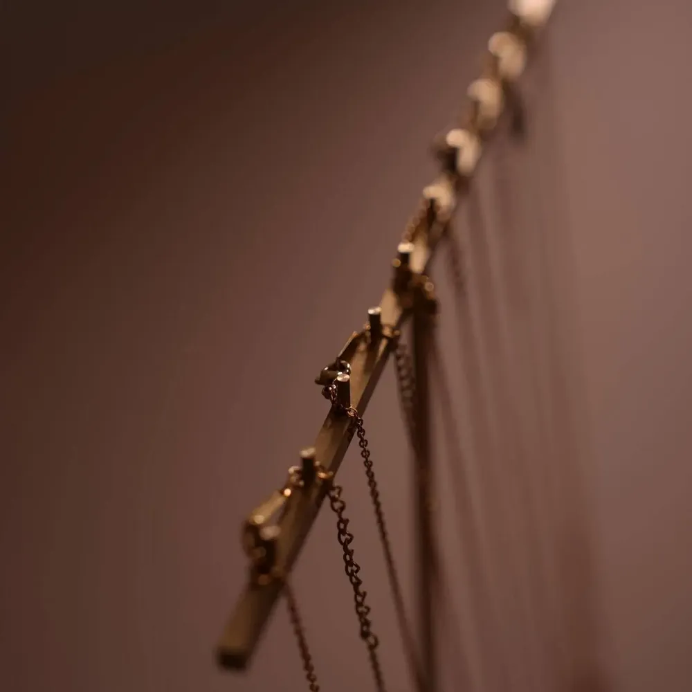 Objets de décoration - Présentoir à bijoux à barre en T en marbre et laiton - WHISPERING WOODS