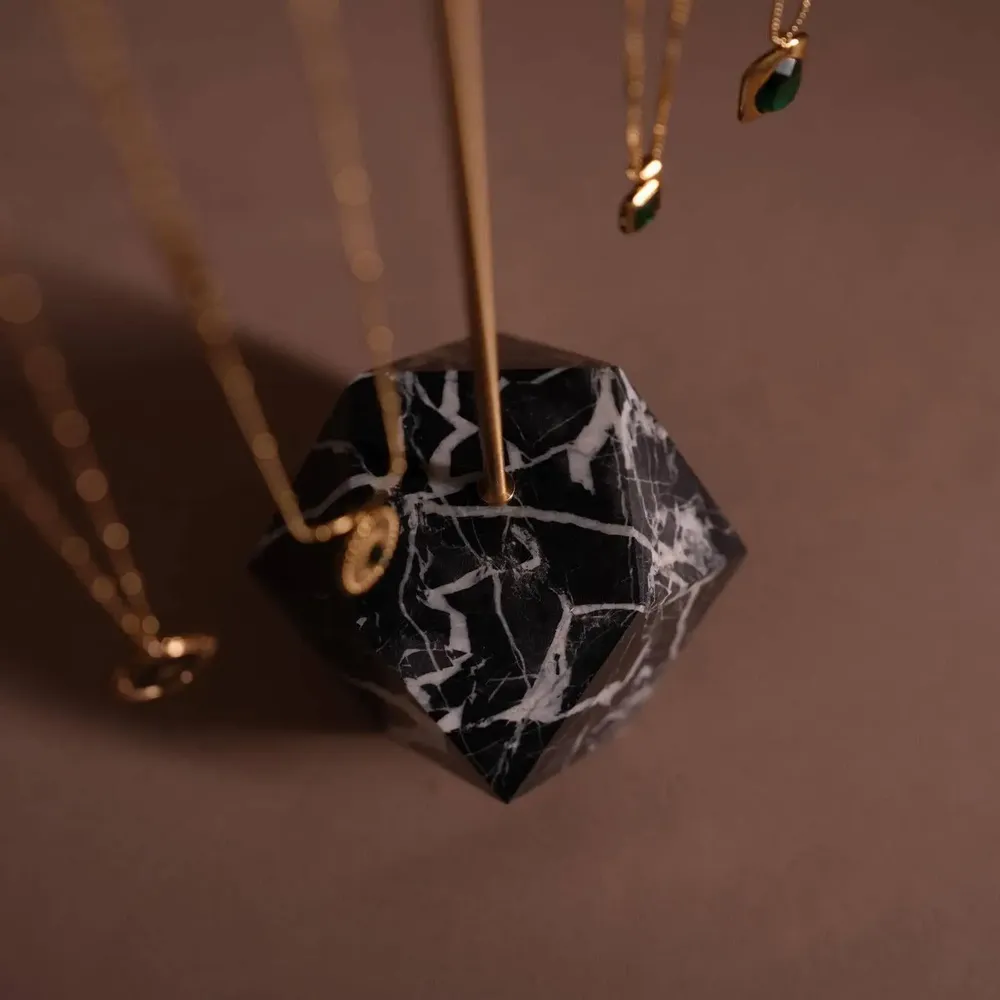 Objets de décoration - Présentoir à bijoux à barre en T en marbre et laiton - WHISPERING WOODS