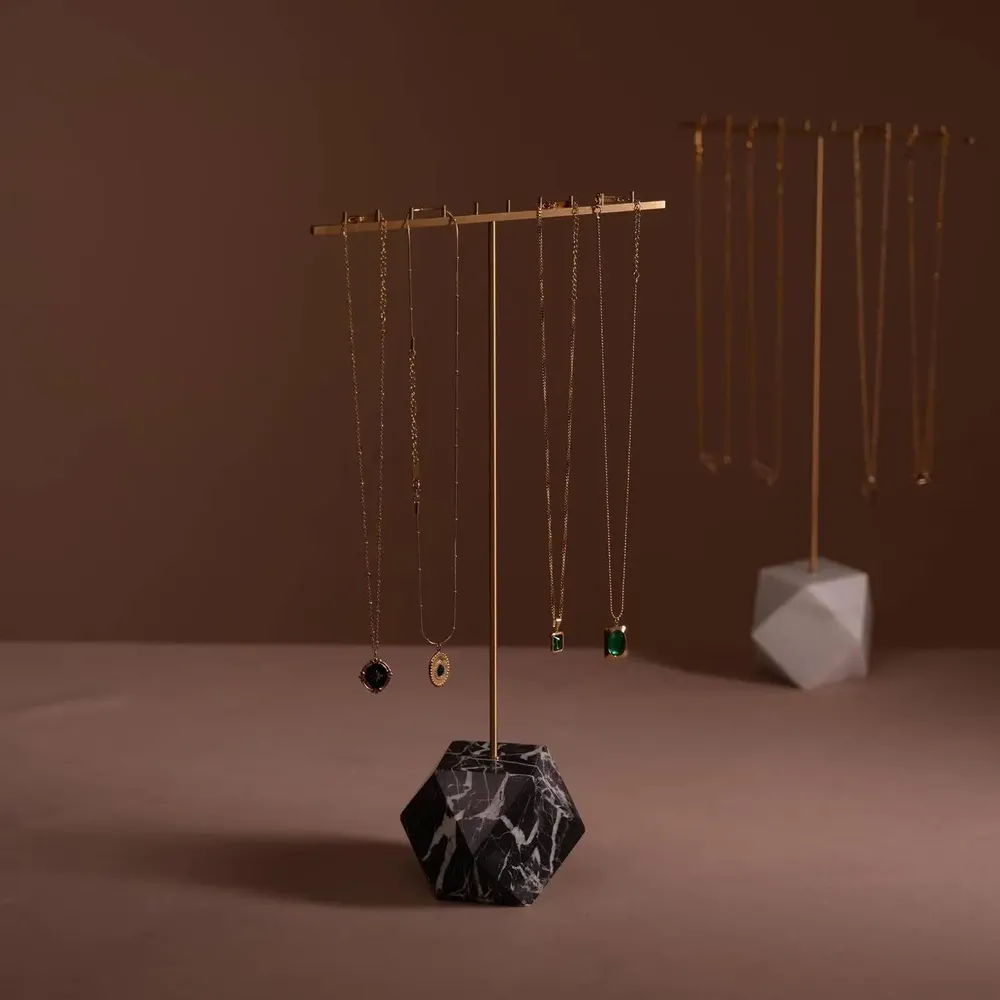 Objets de décoration - Présentoir à bijoux à barre en T en marbre et laiton - WHISPERING WOODS