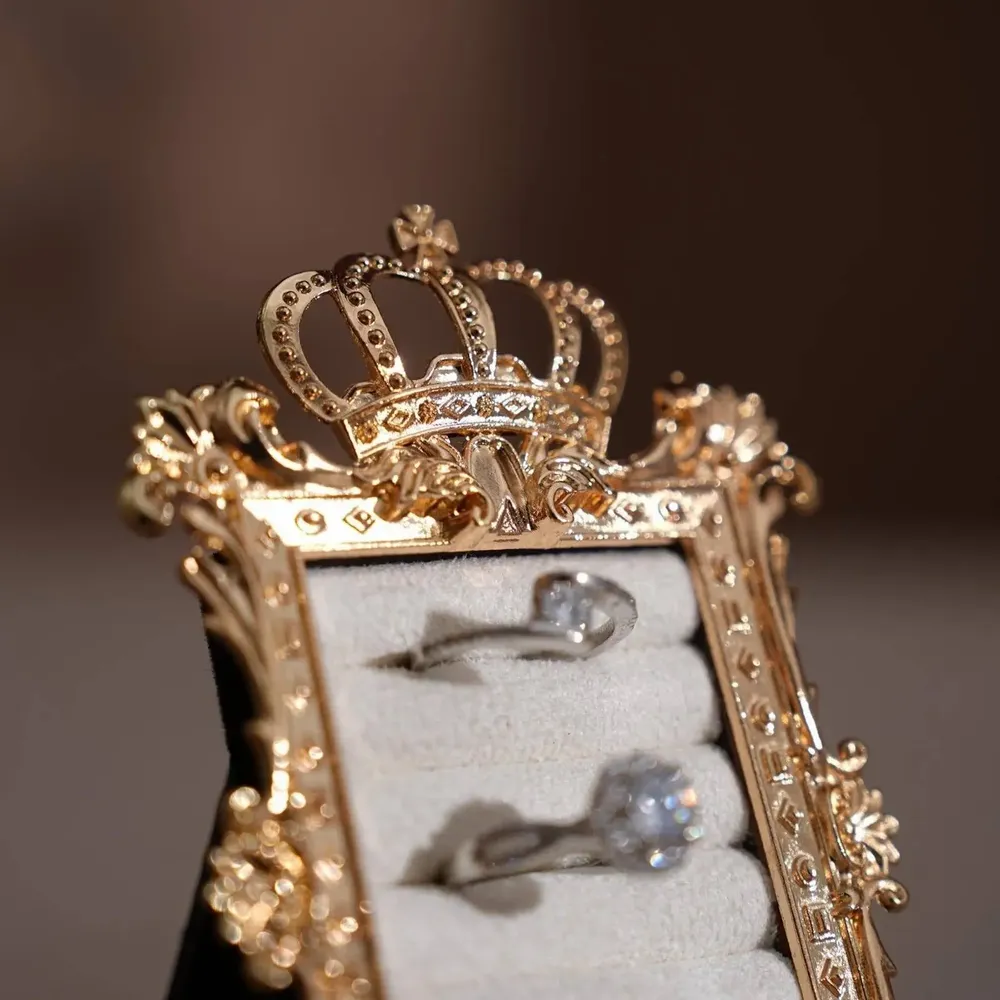 Objets de décoration - Porte-bagues à cadre couronne doré et suédine végane - WHISPERING WOODS