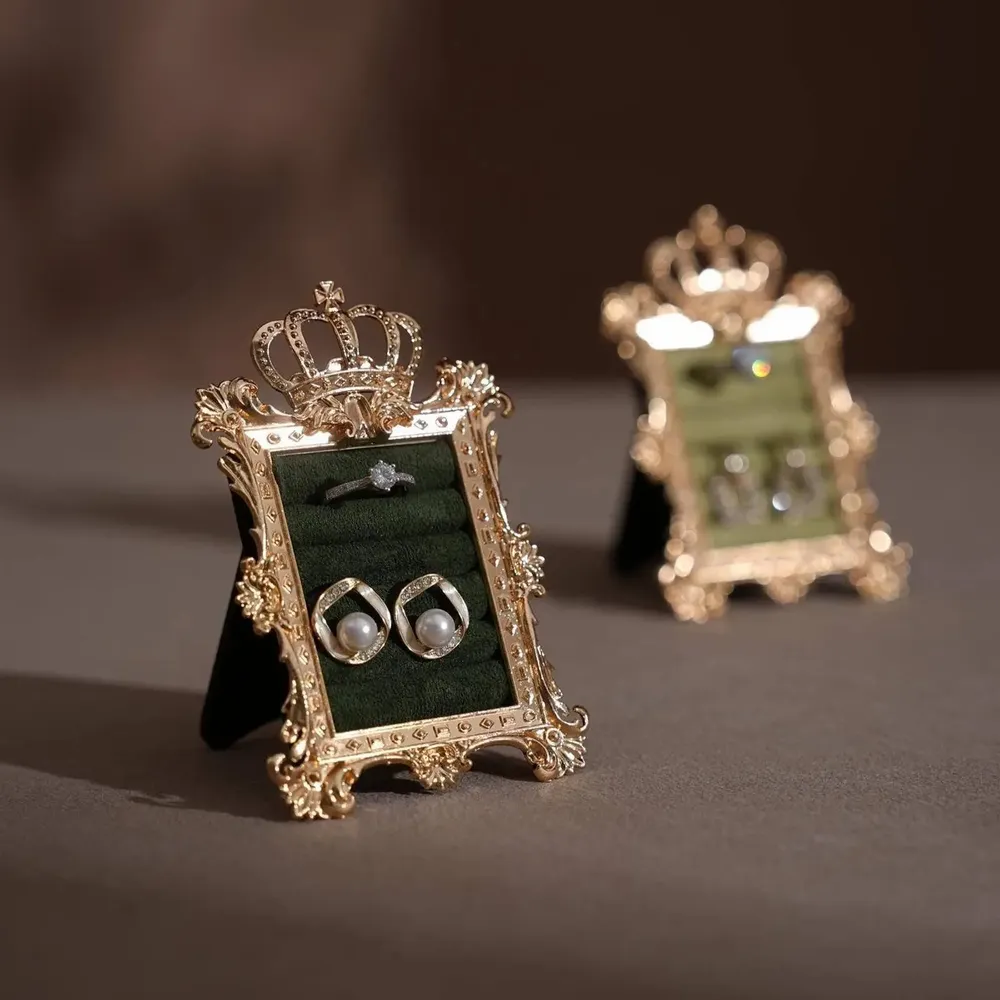 Objets de décoration - Porte-bagues à cadre couronne doré et suédine végane - WHISPERING WOODS